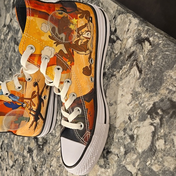 Rare Looney Tunes high top Converse - Picture 3 of 15